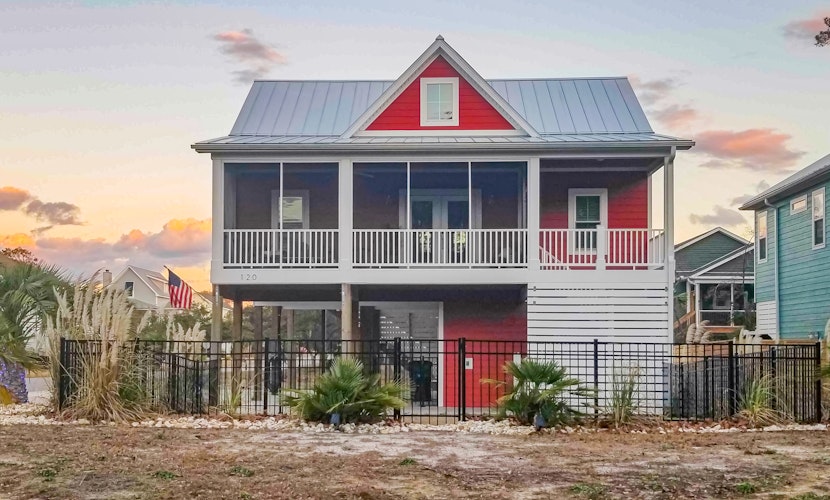 Bright home with lovely balcony, central AC & washer/dryer - walk to beach