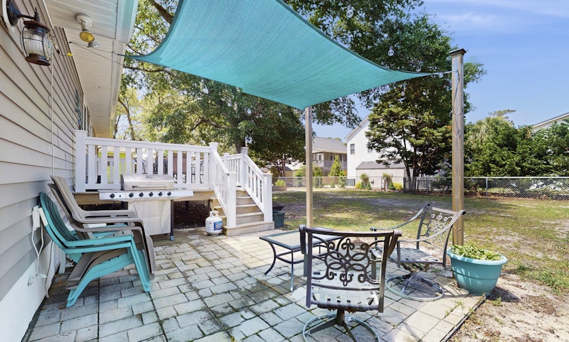 Serene home near the beach with enclosed yard, firepit, grill, bikes, AC, & W/D