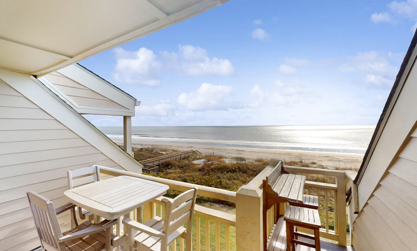 Pelican's Penthouse: Snowbird friendly top-floor condo with ocean view balcony
