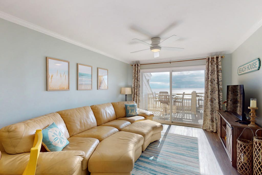 Pelican's Penthouse:  Snowbird friendly top-floor condo with ocean view balcony