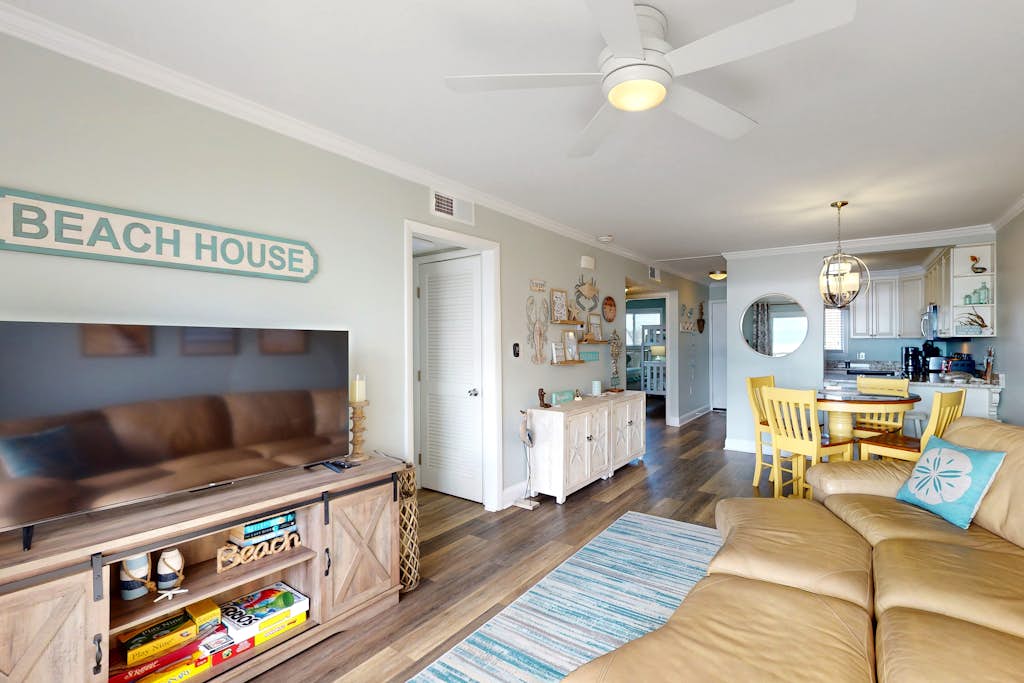 Pelican's Penthouse:  Snowbird friendly top-floor condo with ocean view balcony