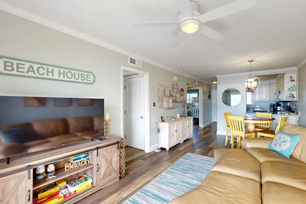 Pelican's Penthouse: Snowbird friendly top-floor condo with ocean view balcony