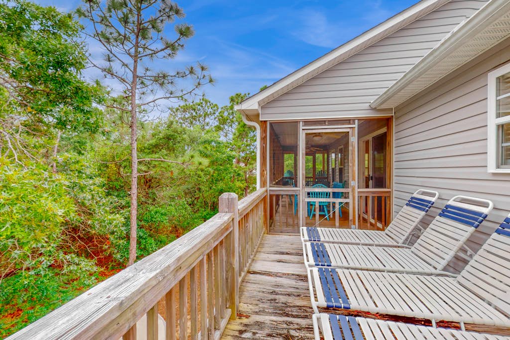 Coastal home near beach with enclosed porch and near the intracoastal waterway