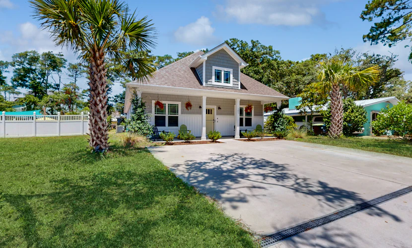 Knee Deep: Family friendly, near beach