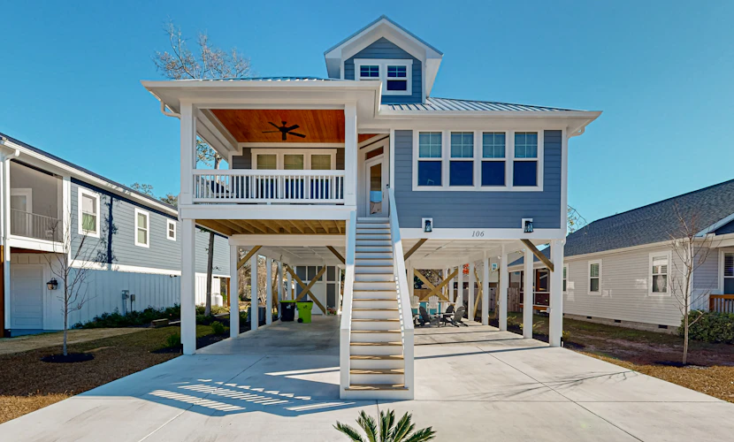 Coastal home with large deck, close to beach and local attractions