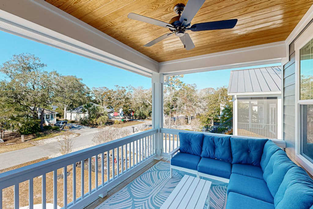 Coastal home with large deck, close to beach and local attractions