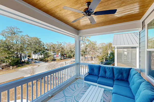 Coastal home with large deck, close to beach and local attractions