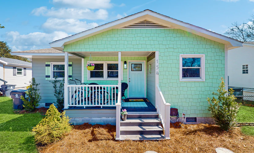 Dog-friendly coastal home with enclosed yard, fire pit and close to beach