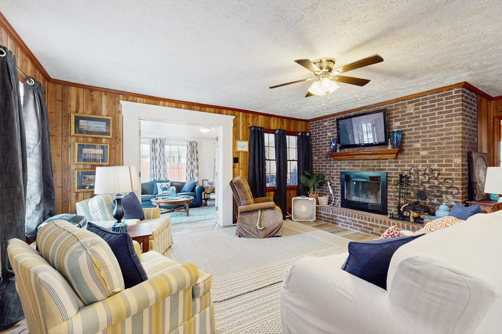 Wilson Honey Do: Coastal home with private patio, close to beach and local attractions
