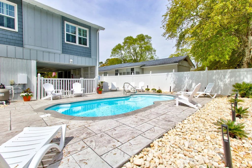 Ocean Isle Hidden Retreat B - Dog Friendly, Pool, big backyard