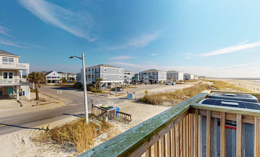 Summer Sands: Waterfront, Dog Friendly, Balcony