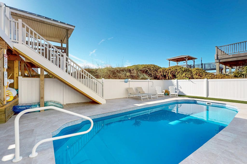 Oceanside Gem: Gorgeous oceanfront home with beach access, large deck, & pool