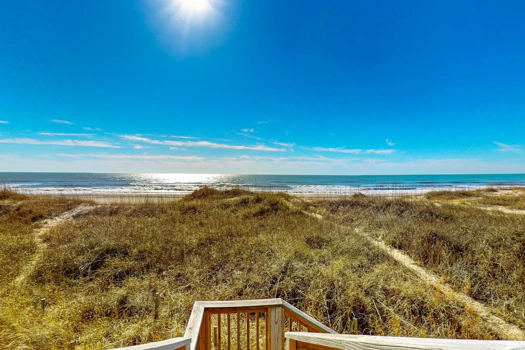 Oceanside Gem: Gorgeous oceanfront home with beach access, large deck, & pool