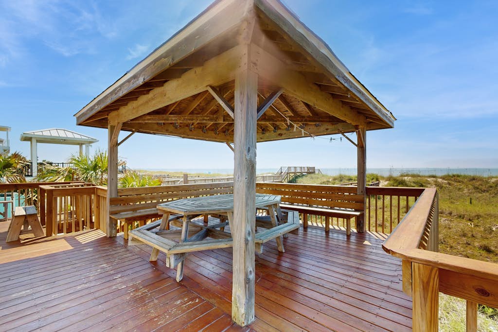 Deja Blue: Oceanfront, Private beach walkover