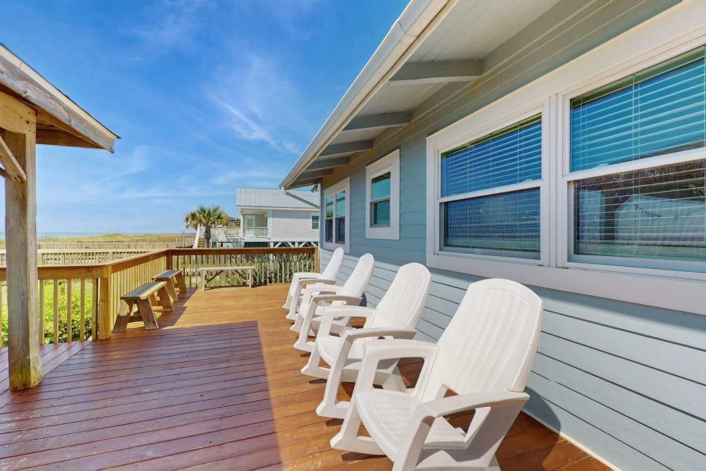 Deja Blue: Oceanfront, Private beach walkover