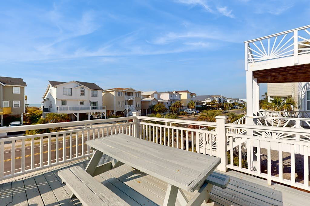 Sea-Rendipity: Dog-friendly, across beach, pool