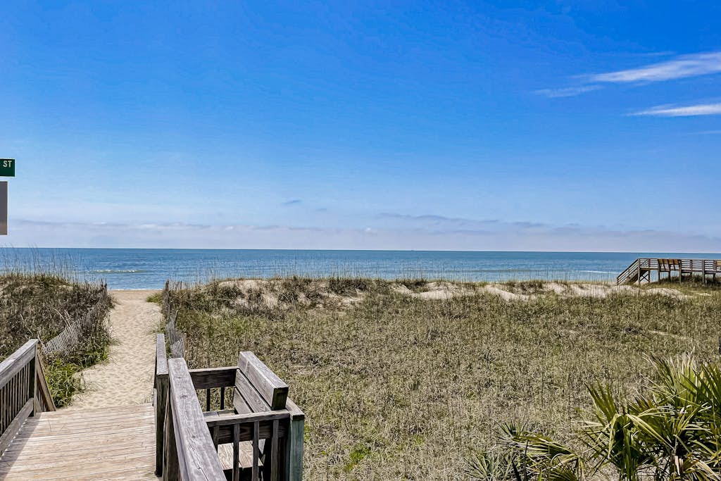 Grams Getaway: Private pool, deck, & patio - walk to the beach