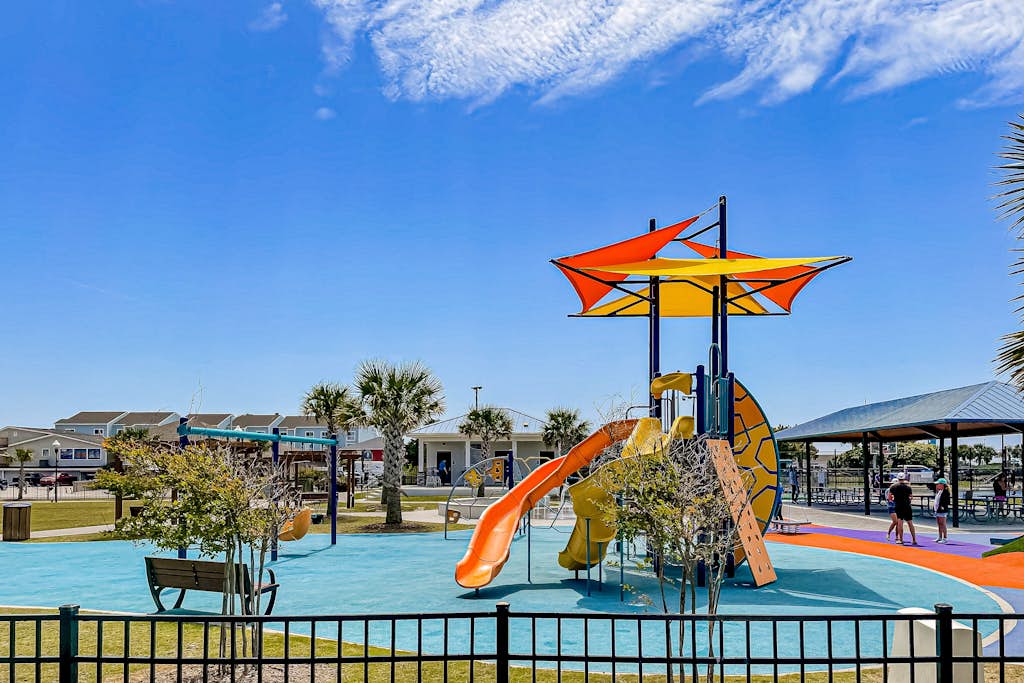 Grams Getaway: Private pool, deck, & patio - walk to the beach