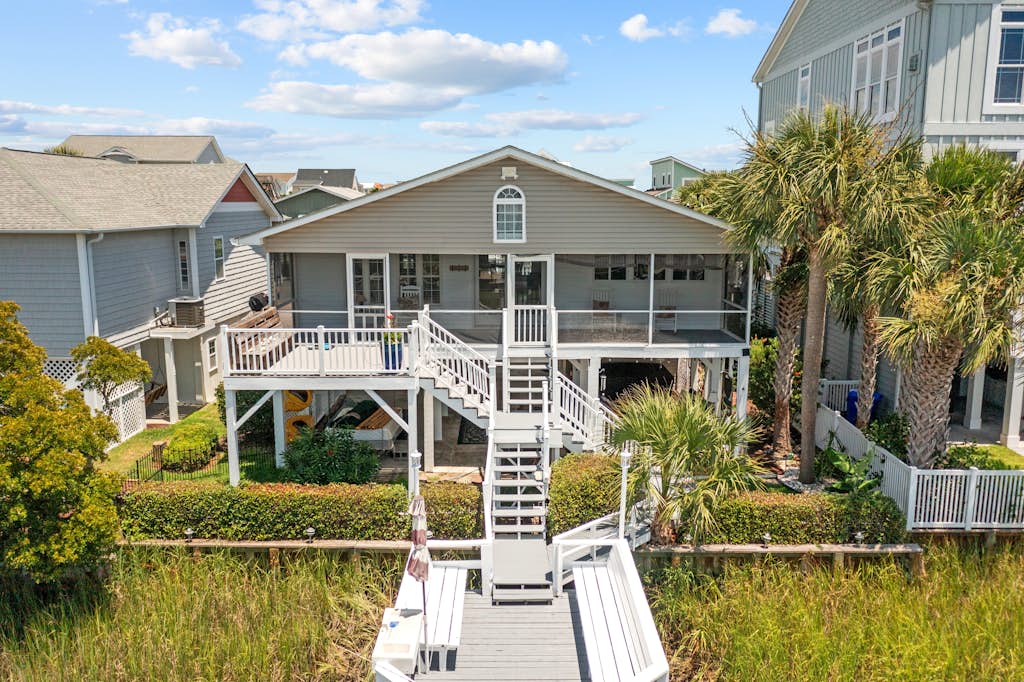 Fore Buoys: Canalfront, dock, close to beach!