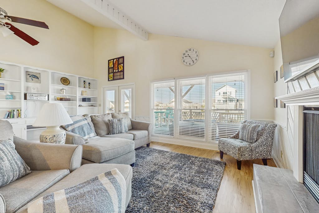 The Four SeaSons: Decks with Intracoastal views!