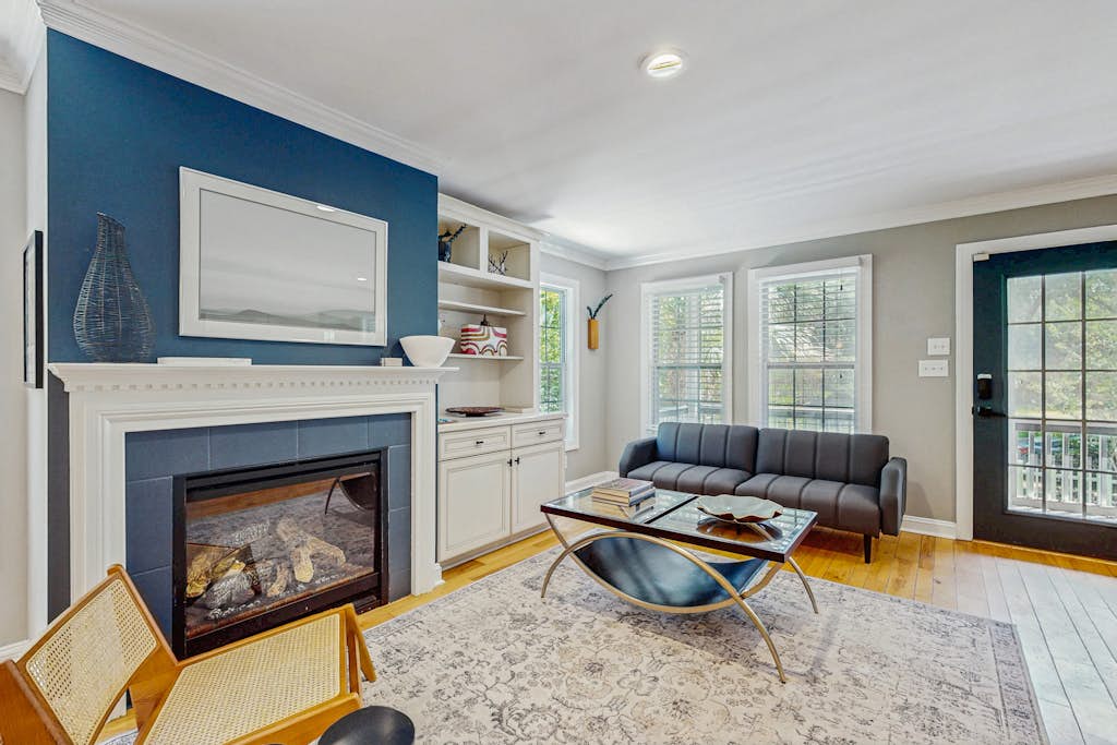 Blue Hemmingway: Coastal home with private patio