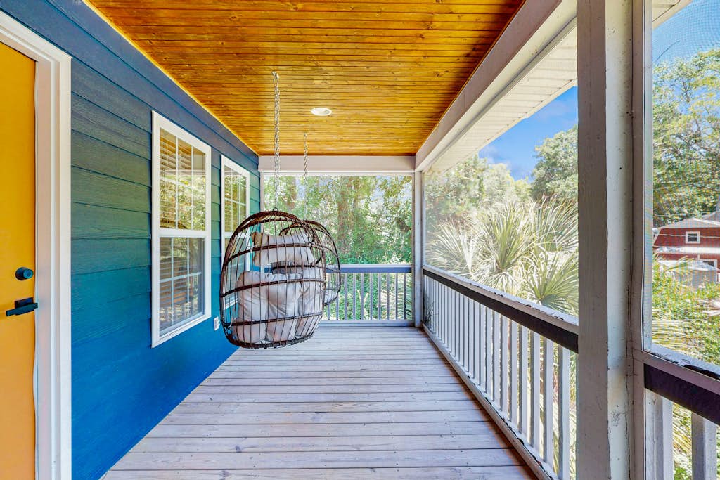 Blue Hemmingway: Coastal home with private patio