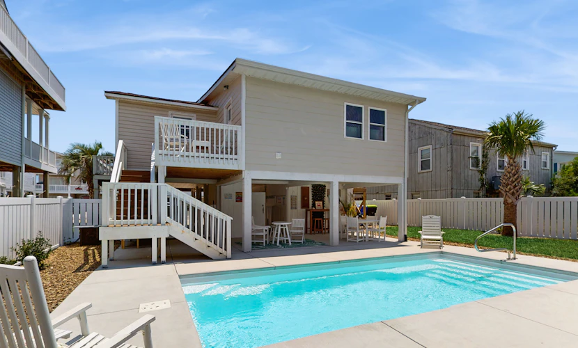 The Beach House: Private pool, Close to Beach!