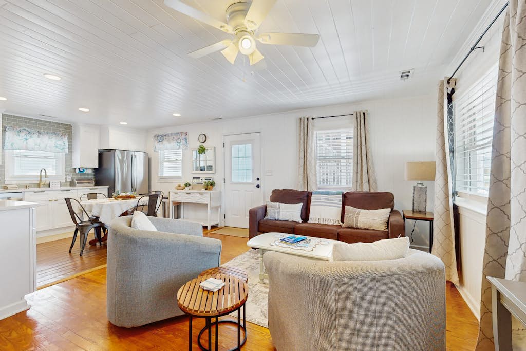The Beach House: Private pool, Close to Beach!