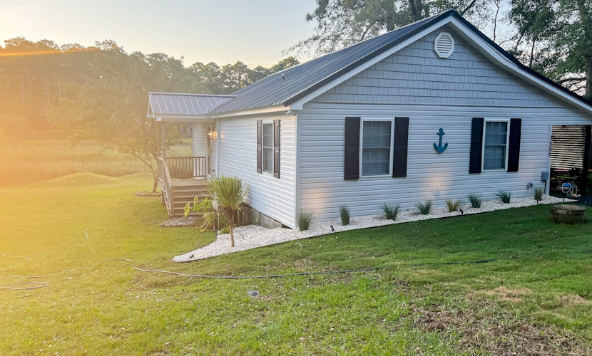 Gorgeous creekside cottage with firepit, board games, dock, deck, & washer/dryer