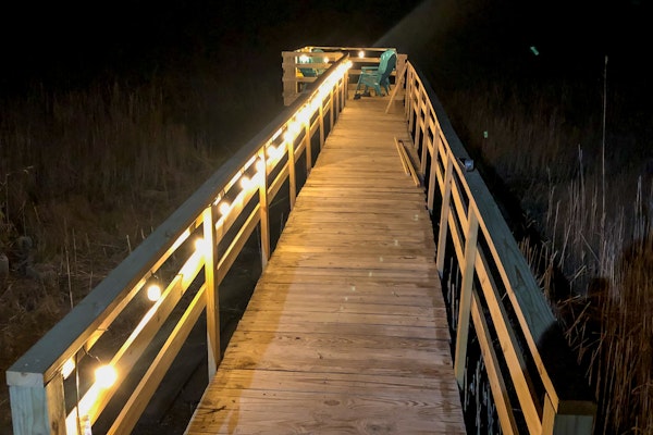 Gorgeous creekside cottage with firepit, board games, dock, deck, & washer/dryer