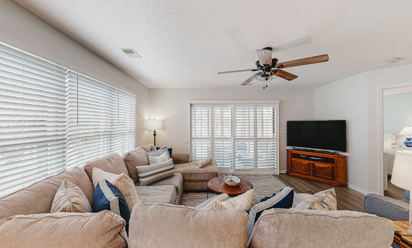 Robin's Nest: Private balcony, on-site pools, golf