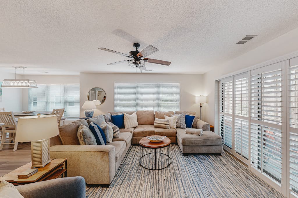 Robin's Nest: Private balcony, on-site pools, golf