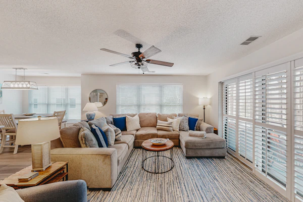 Robin's Nest: Private balcony, on-site pools, golf