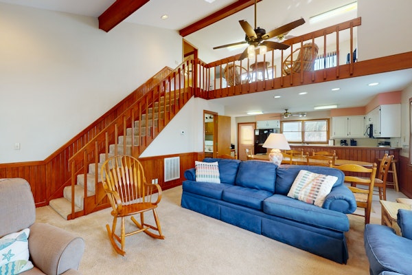 Coastal home with large deck, close to beach and local attractions