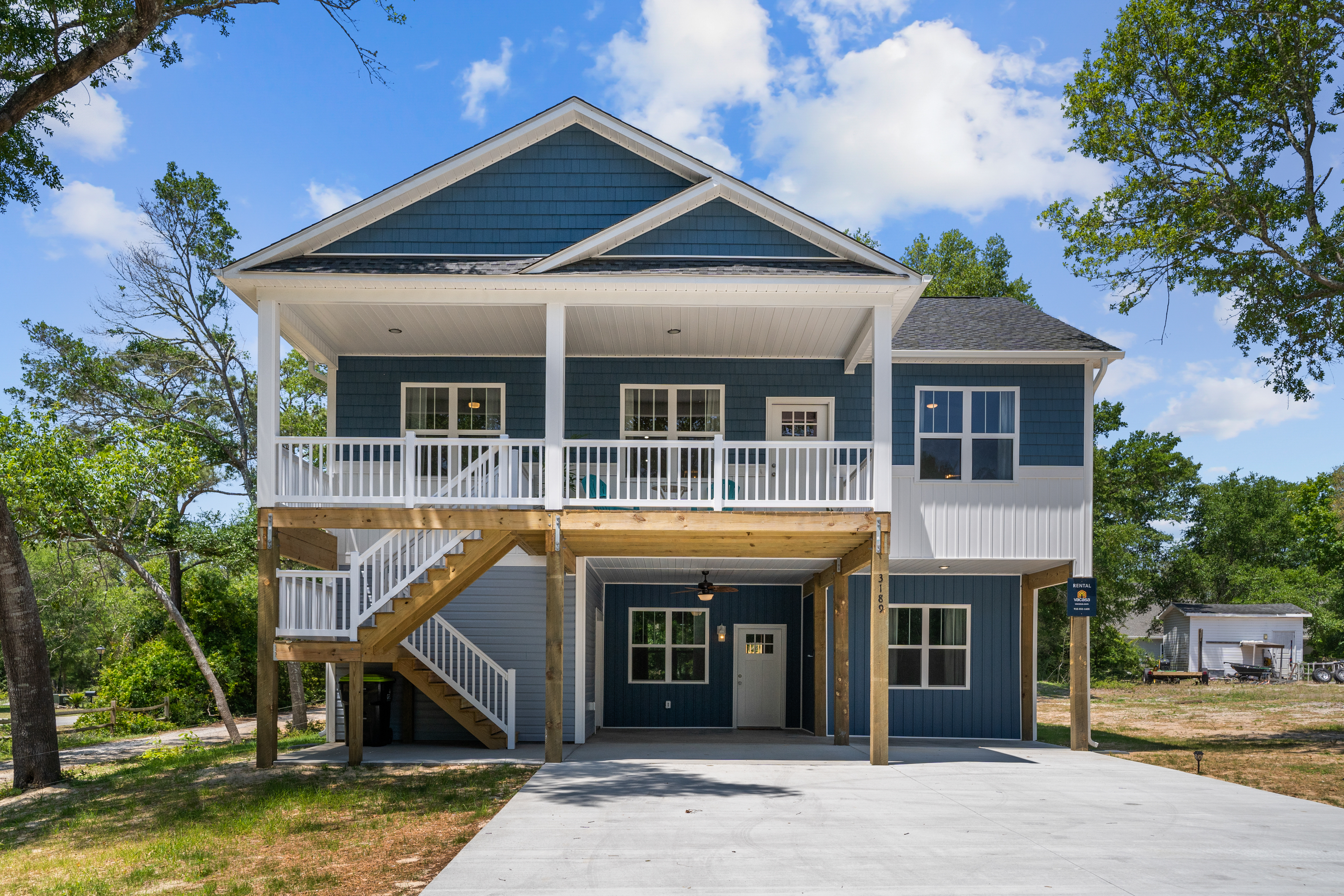 2-story coastal home with 2 grills, screened porch, outdoor showers, W/Ds, & AC