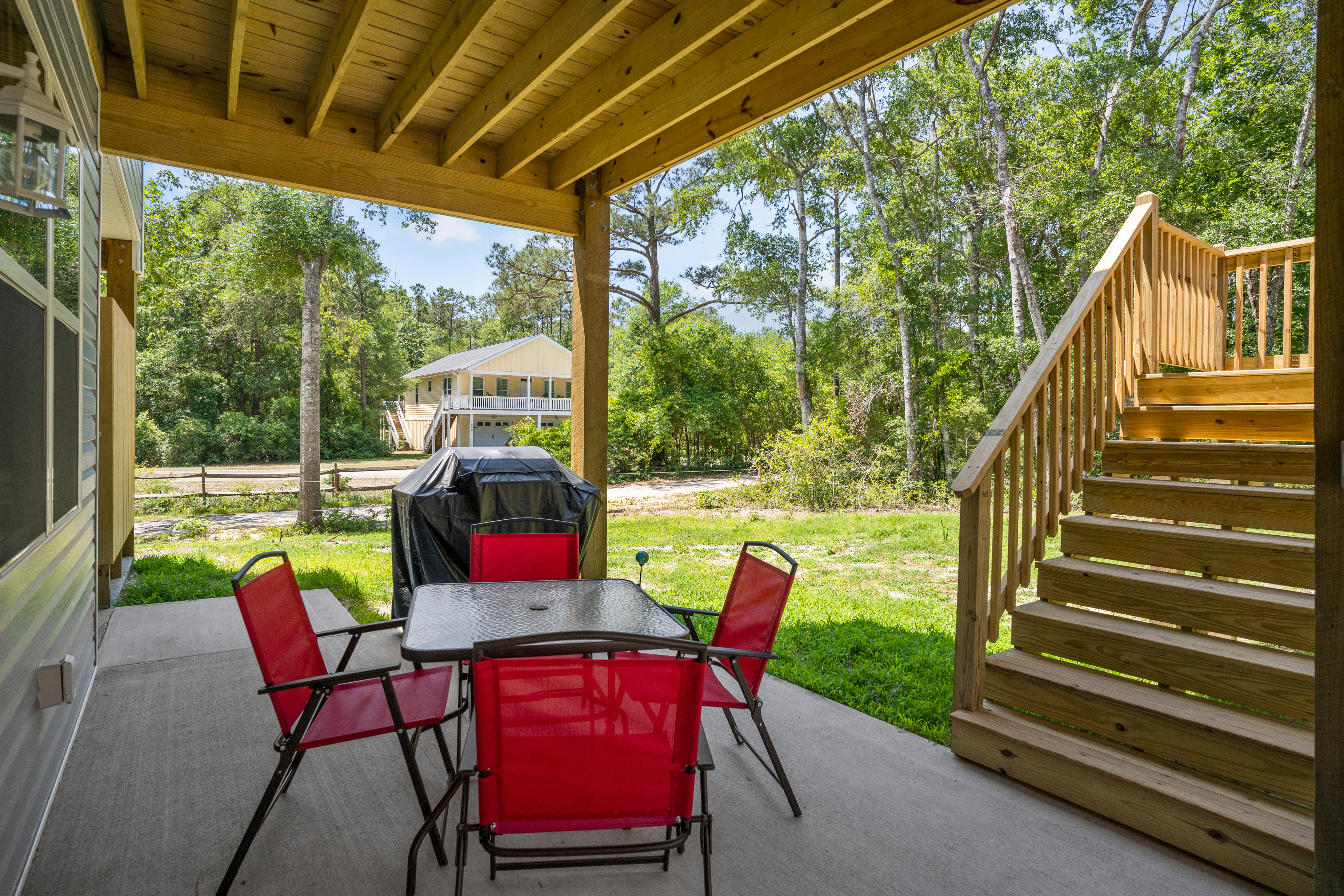 2-story coastal home with 2 grills, screened porch, outdoor showers, W/Ds, & AC