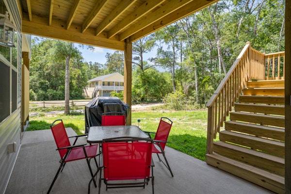 2-story coastal home with 2 grills, screened porch, outdoor showers, W/Ds, & AC