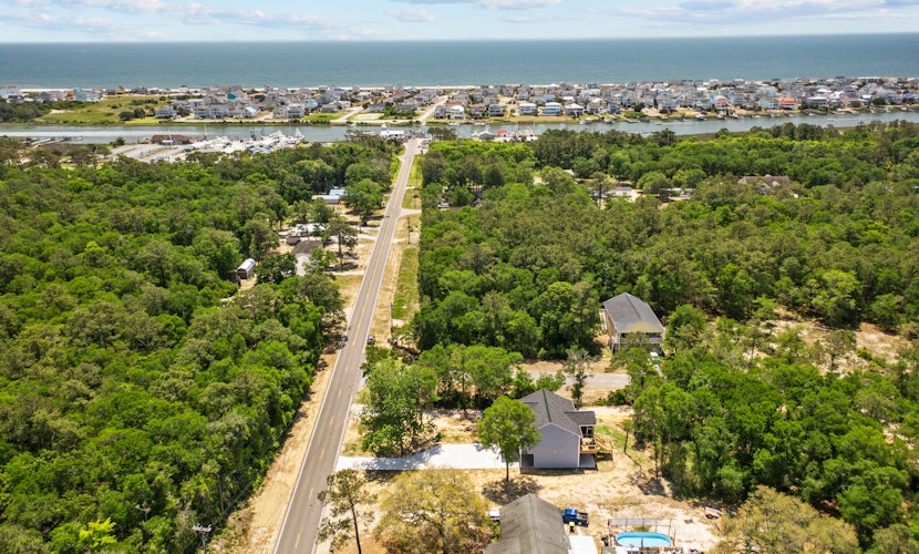 2-story coastal home with 2 grills, screened porch, outdoor showers, W/Ds, & AC