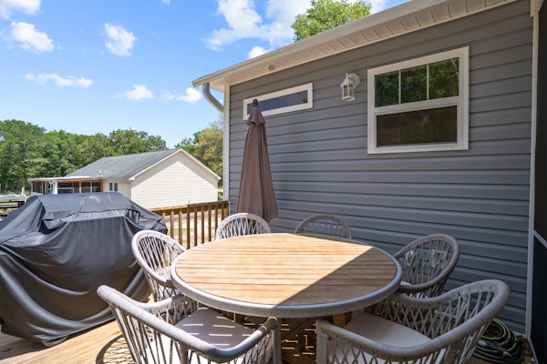 Upper-level coastal home close to town with grill, screened porch, deck, & W/D