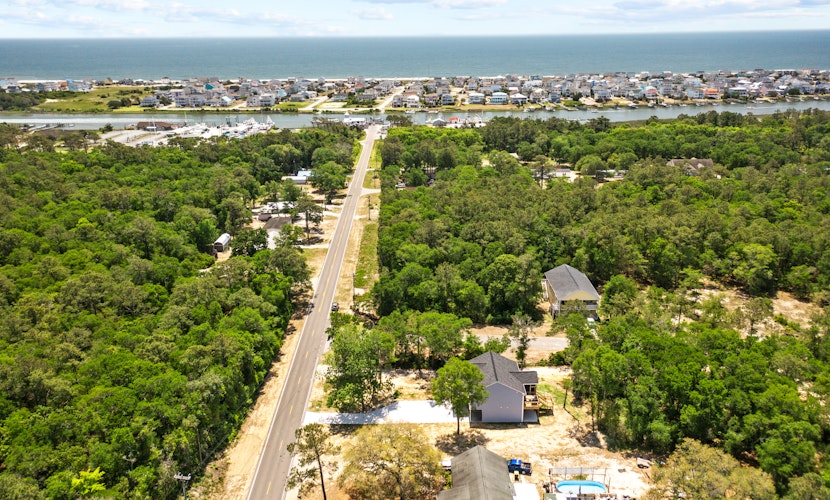 Upper-level coastal home close to town with grill, screened porch, deck, & W/D