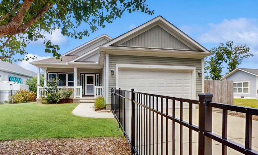 Snow-bird friendly home w/ screened in porch, gas grill and close to beach