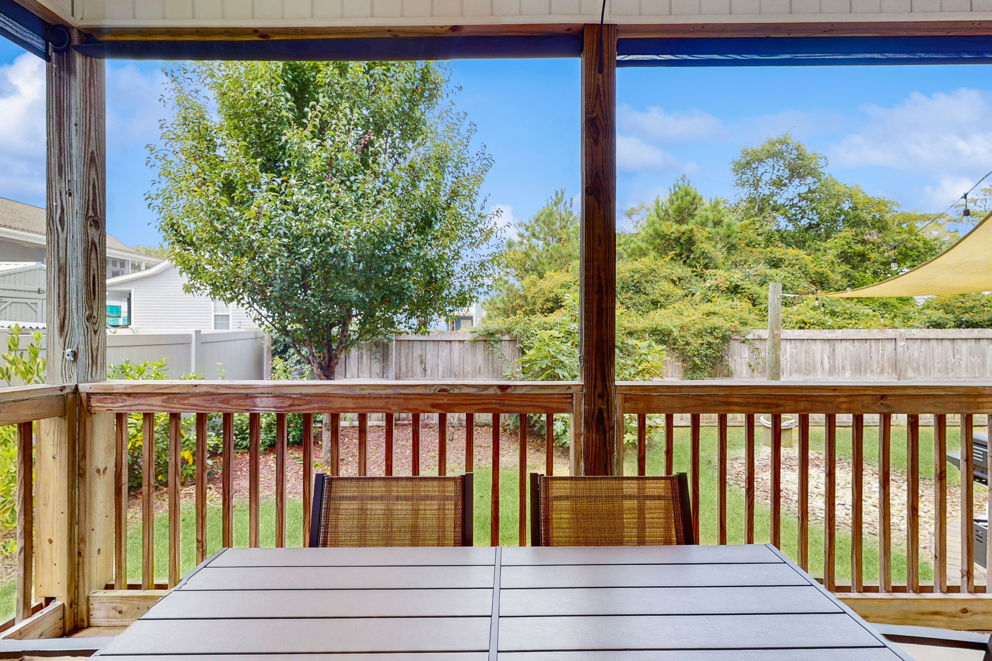 Snow-bird friendly home w/ screened in porch, gas grill and close to beach