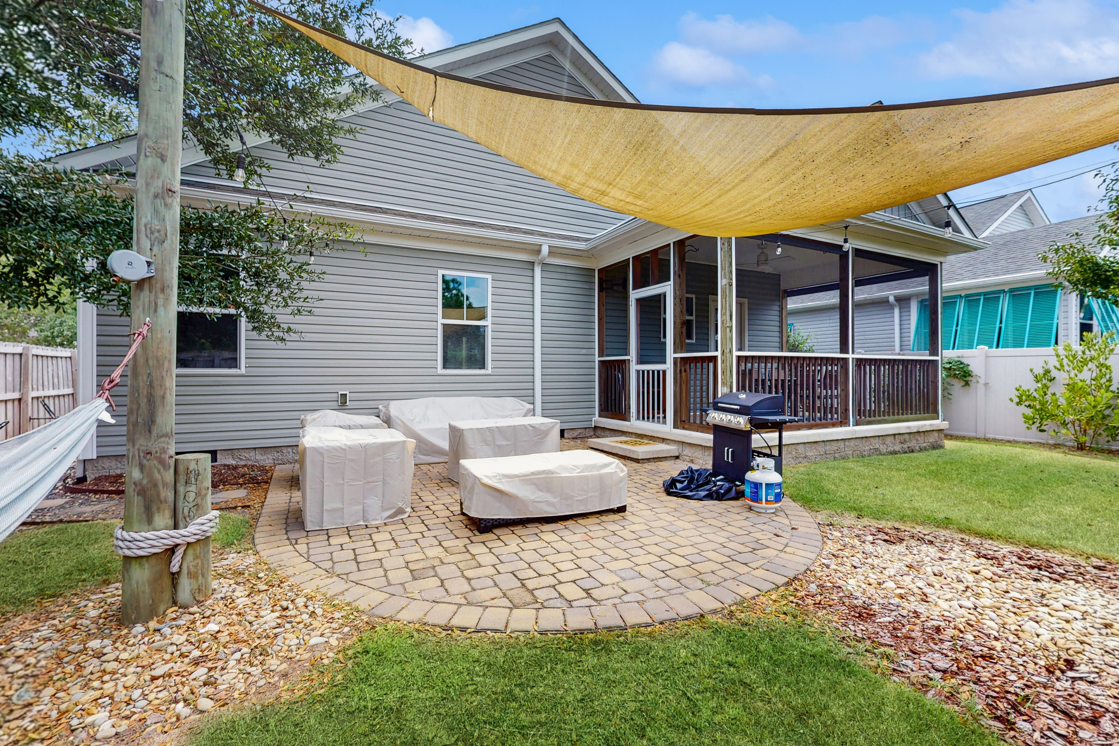 Snow-bird friendly home w/ screened in porch, gas grill and close to beach