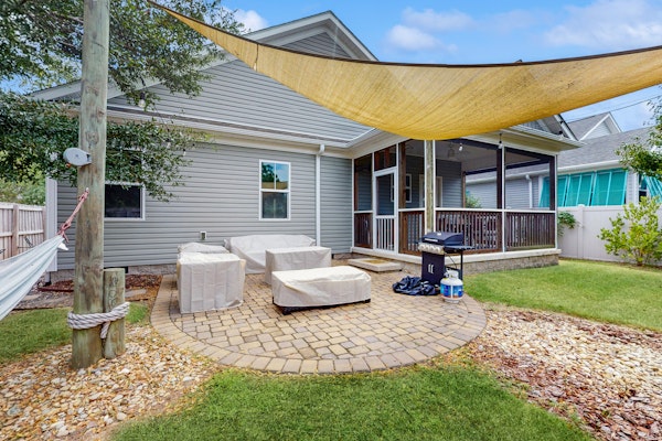 Snow-bird friendly home w/ screened in porch, gas grill and close to beach