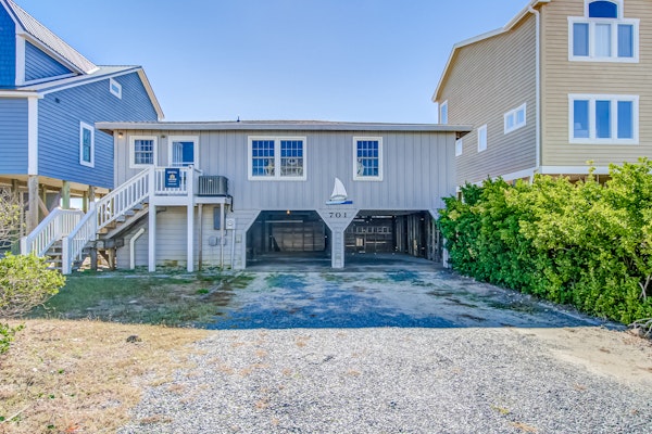 Oceanfront Screened Porch with Private Beach Boardwalk, WiFi, AC, Outdoor Shower