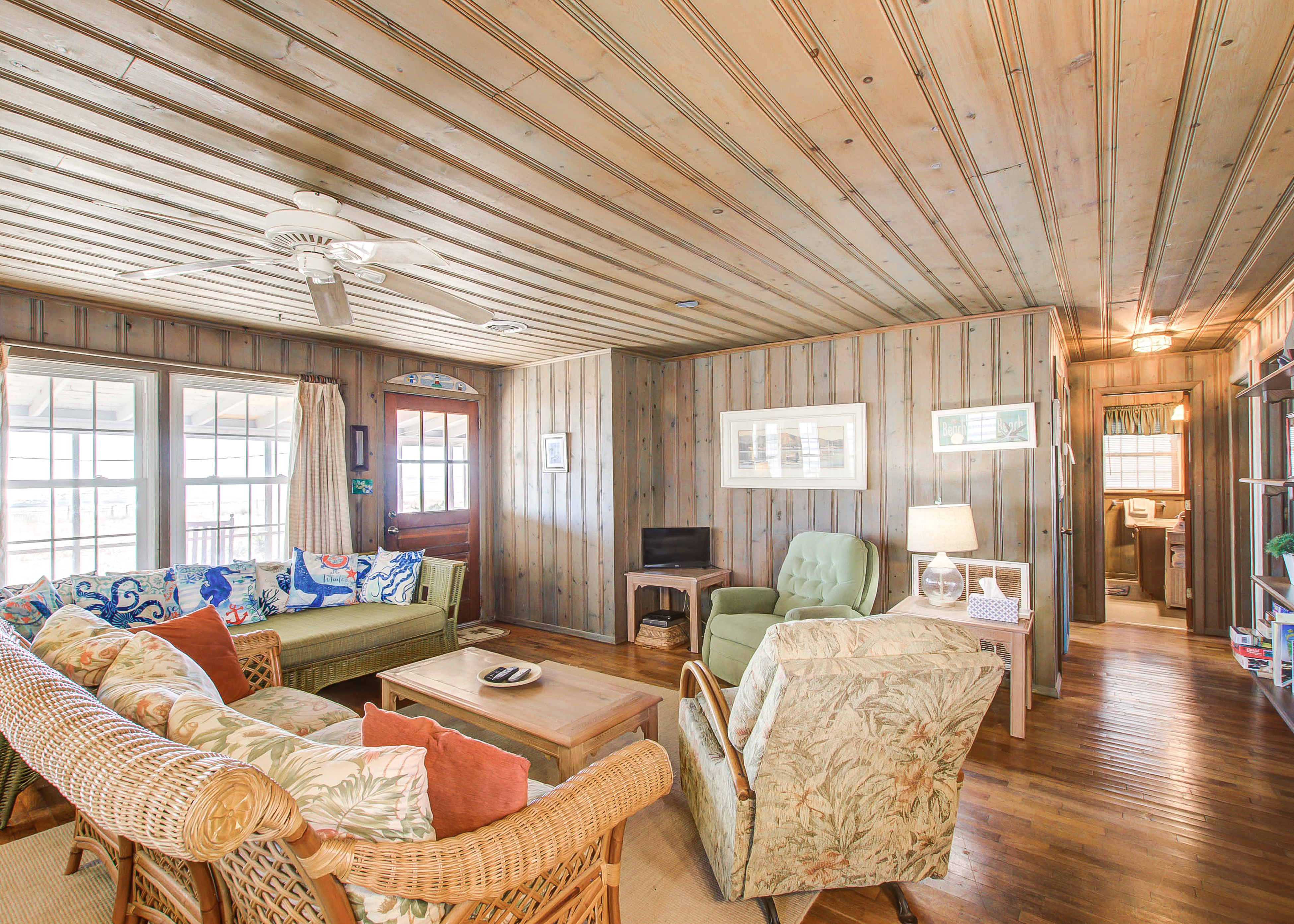 Oceanfront Screened Porch with Private Beach Boardwalk, WiFi, AC, Outdoor Shower