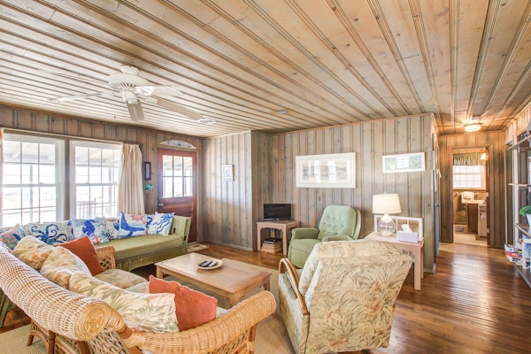 Oceanfront Screened Porch with Private Beach Boardwalk, WiFi, AC, Outdoor Shower