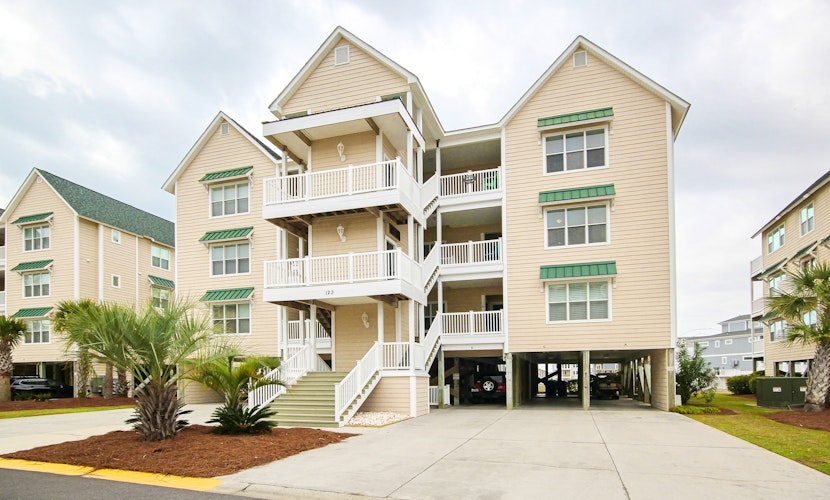 Dog-friendly condo w/on-site pool, deck, elevator, access to Isles Beach Club