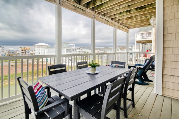 Dog-friendly condo w/on-site pool, deck, elevator, access to Isles Beach Club