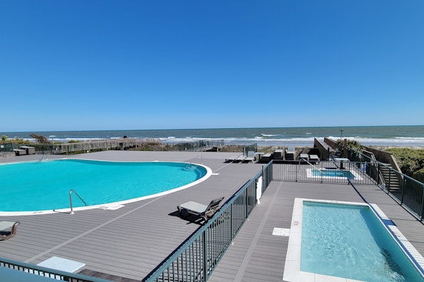 Dog-friendly condo w/on-site pool, deck, elevator, access to Isles Beach Club